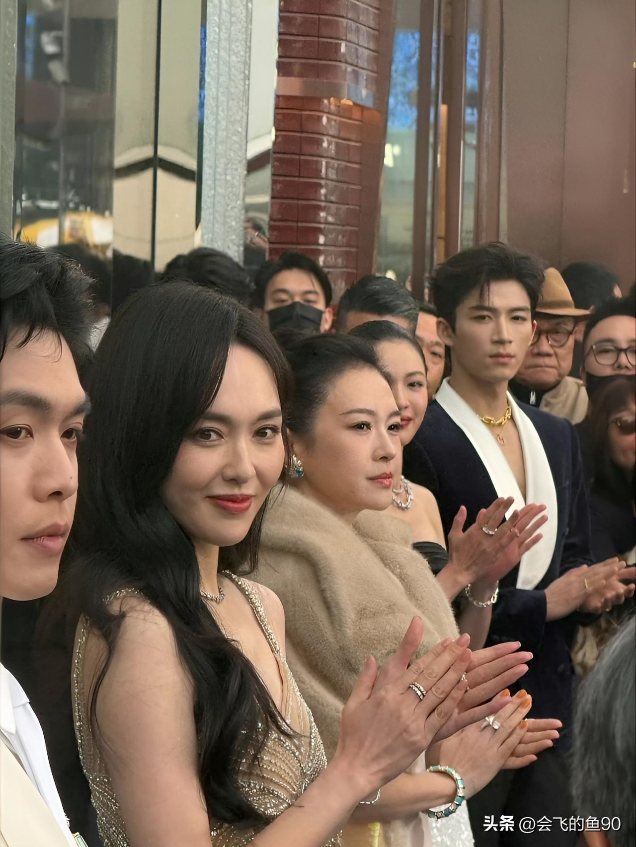 42岁的唐嫣，和46岁的章子怡站一起，原相机无美颜无滤下，很明显章子怡更注重保养