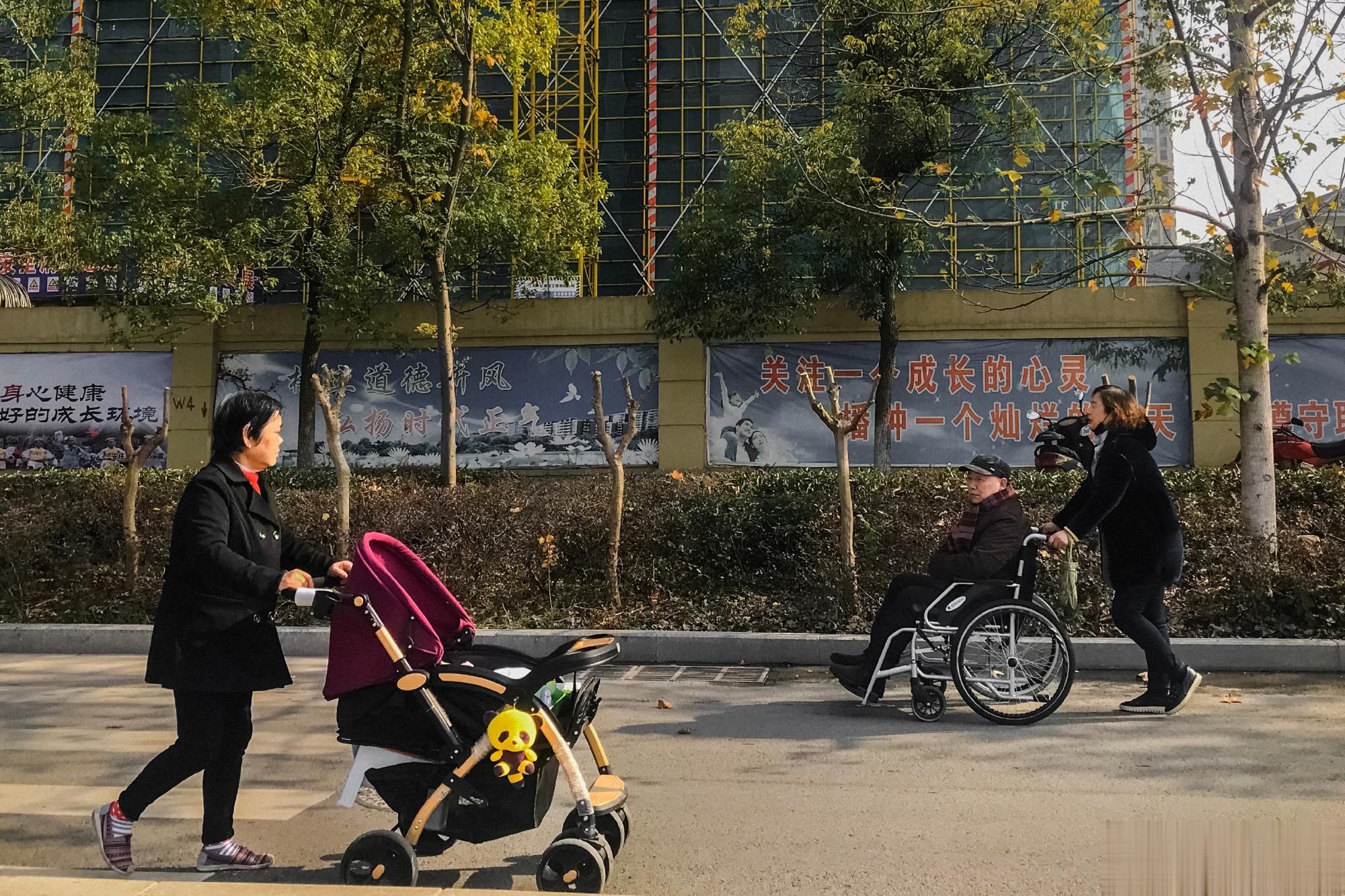  被这张照片感触到了，生命就是一场轮回，一手推着“希望”向左，一手推着“未来”向