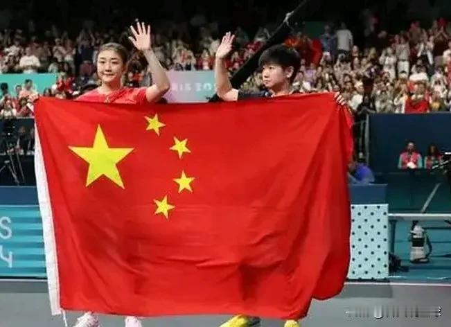 昨晚陈梦与孙颖莎的奥运乒乓球女单决赛还在进行，北京三里屯的一出户外大屏幕上却赫然