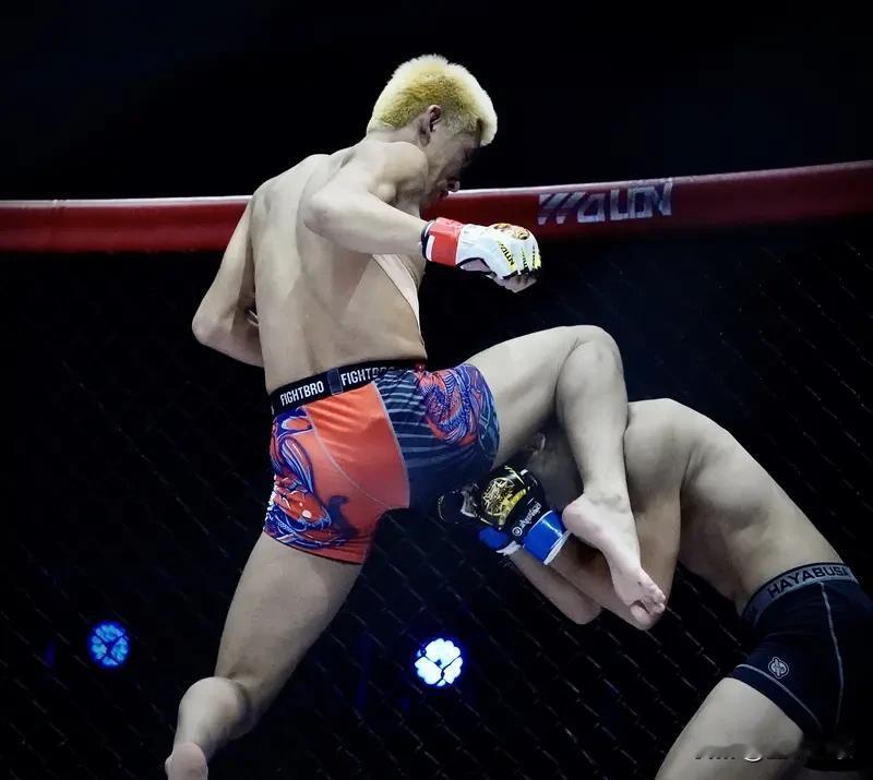 通背拳第九代传人赵鸿刚参加世界职业扇耳光大赛，这事儿可太有悬念了。赛前他不被外界