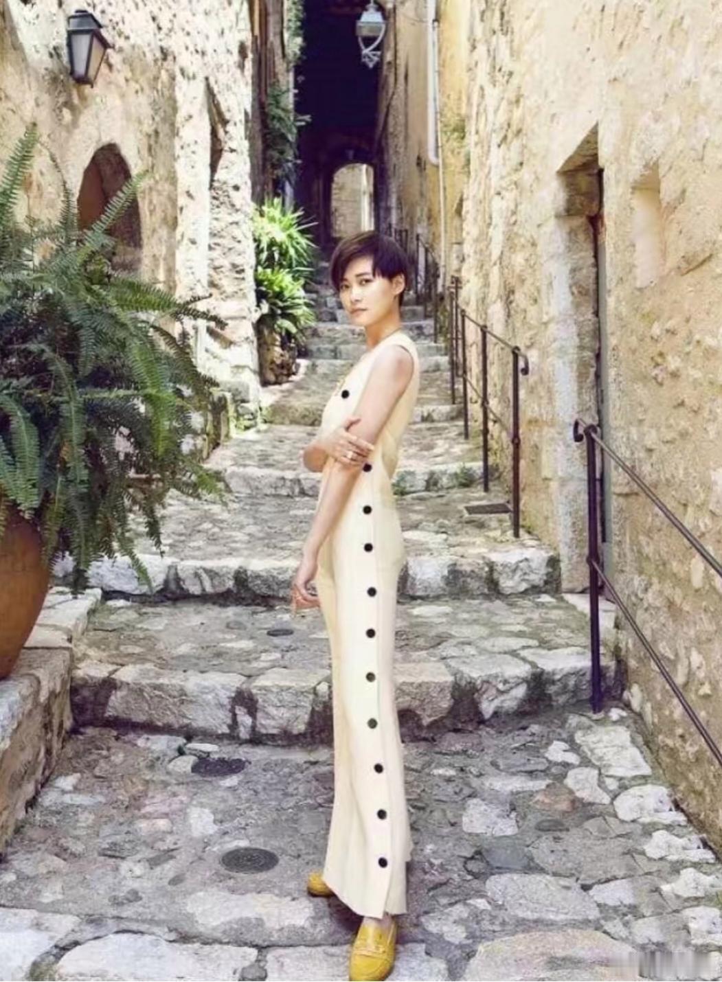 李宇春这一身装扮温婉柔和，展现出不一样的柔美气质。 
