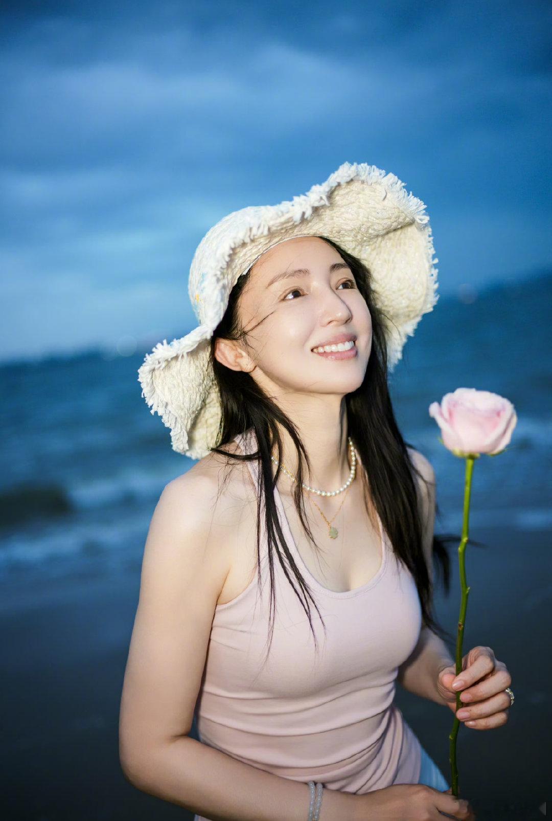 董璇头戴玫瑰随拍这组随拍把女性独有的温柔氛围感拿捏住 董璇46岁素颜状态