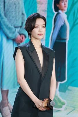 倪妮现身北京，
出席央视2026电视剧片单发布会，
短发造型很惊艳……

好久不