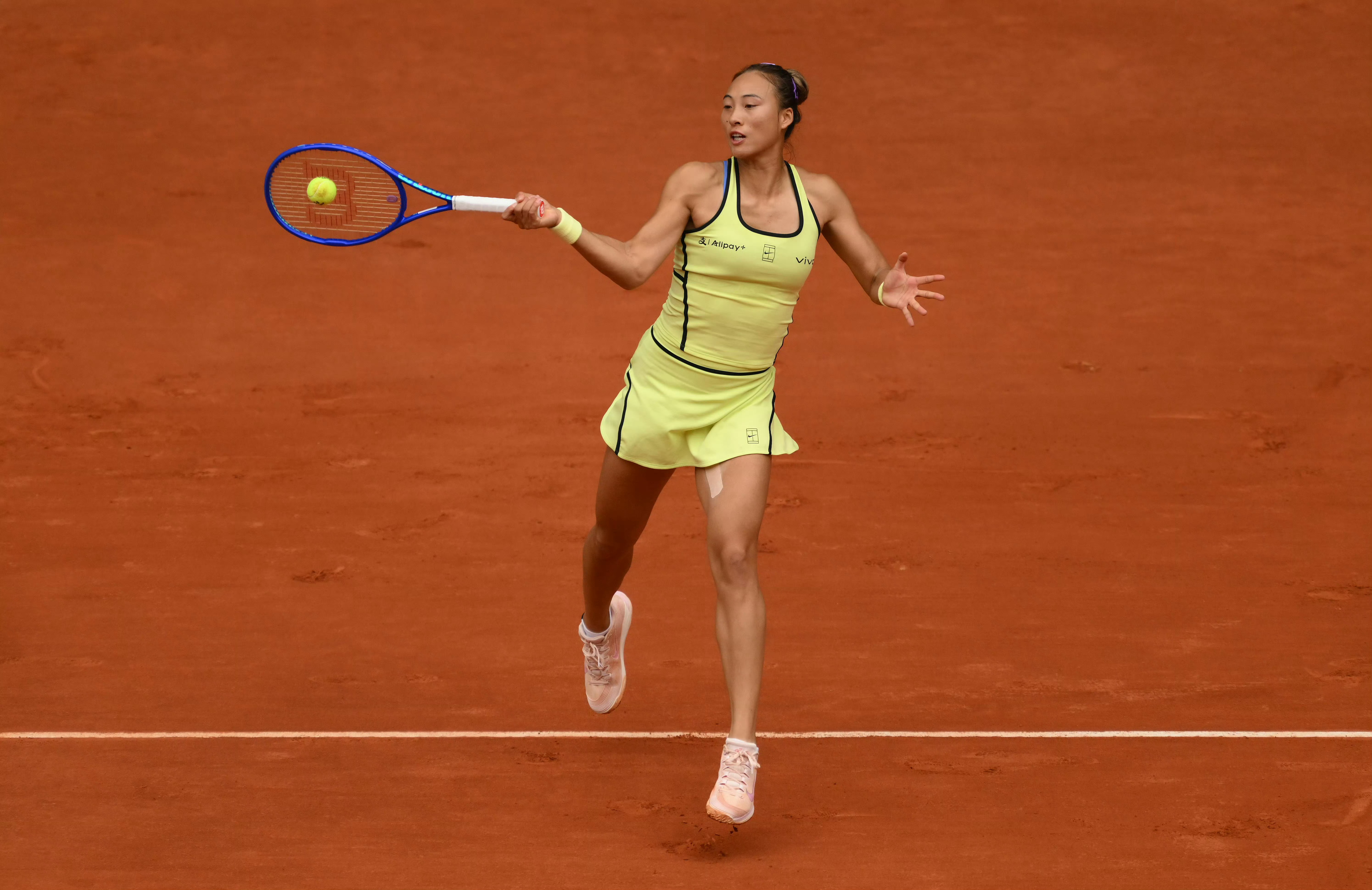 郑钦文三连胜肯宁 郑钦文晋级马德里赛32强 WTA马德里站女单第二轮焦点战，郑钦