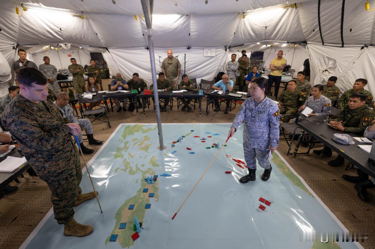4月25日，美军与菲律宾武装部队进行的，所谓“肩并肩”联合军演，进行了地图沙盘兵