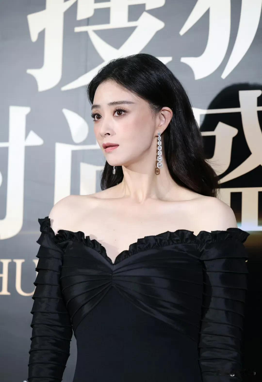 蒋欣这样子真的和十年前演的华妃娘娘没什么区别啊，又白又美，眼神犀利，和她同龄的那