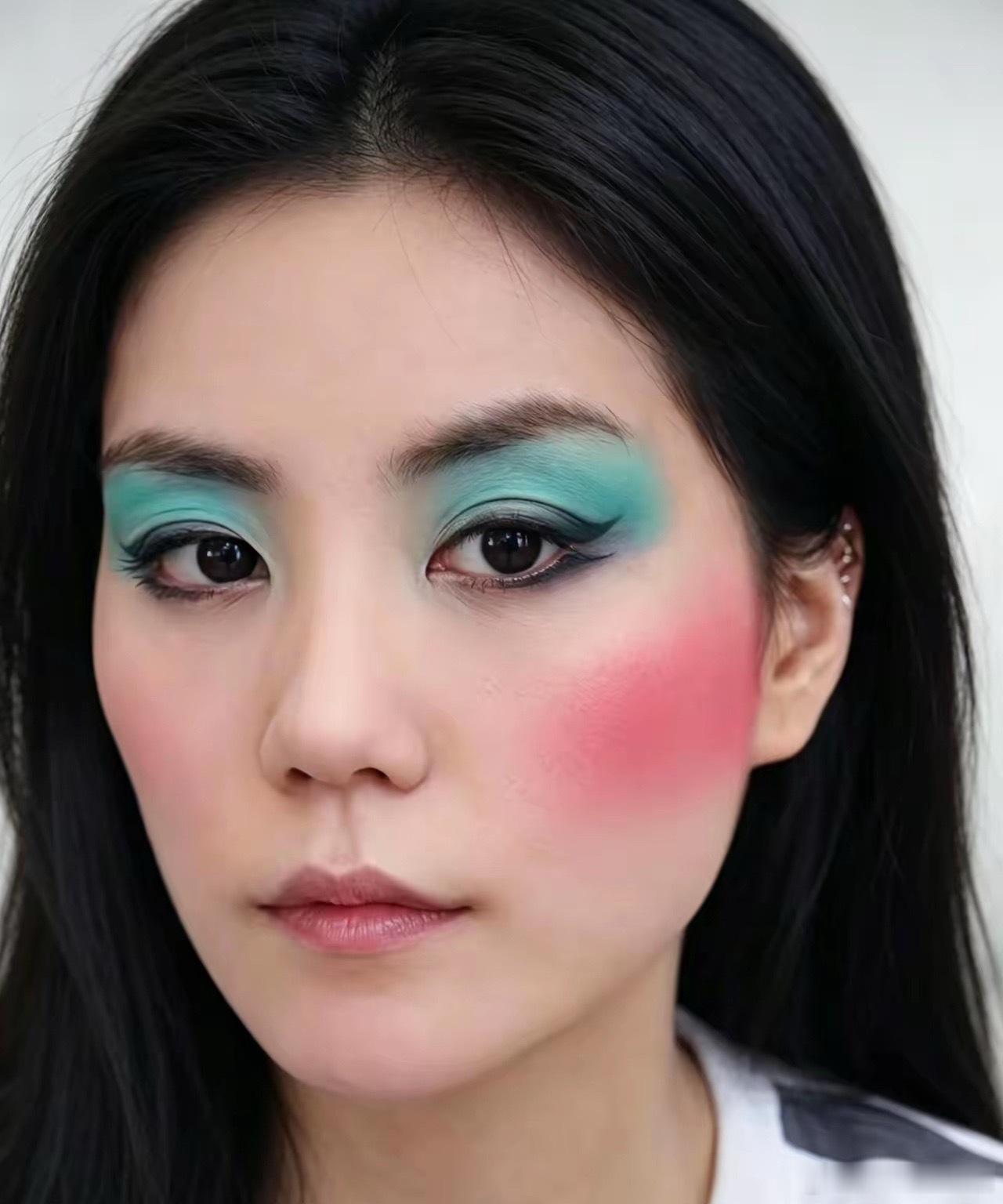 那个年代敢这么化妆的，除了梅艳芳就是王菲了吧