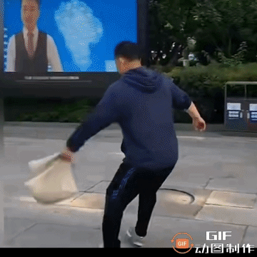 真是太闲了！坚决支持延迟退休
  几个退休老头老太太在公园里锻炼身体，二十多斤的