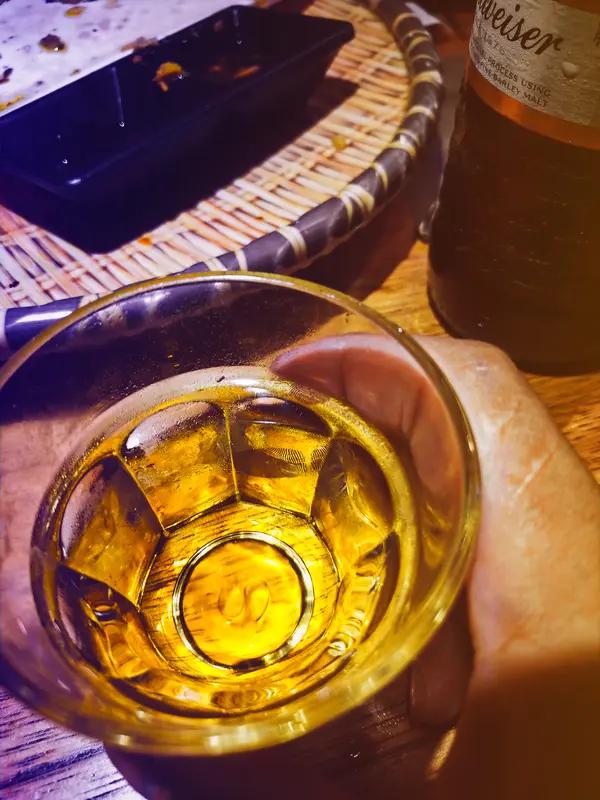 看到“一天两顿酒”这个上联，我一下就想到村里那个嗜酒大爷。他就是一天两顿酒，中午