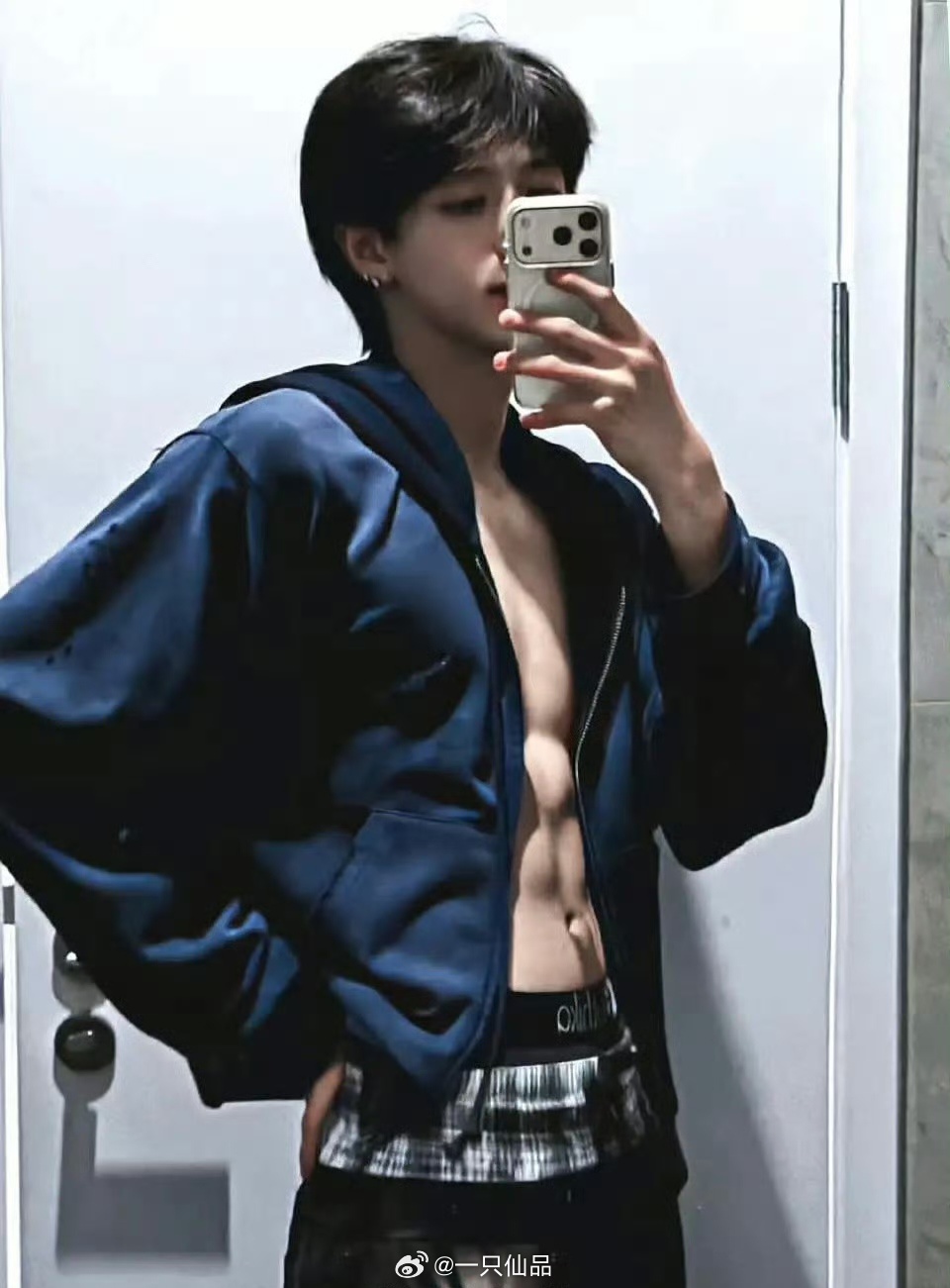 一张图告诉你，朱志鑫的身材有多权威完全是穿衣显瘦，脱衣有肉的标准模板朱志鑫身材朱