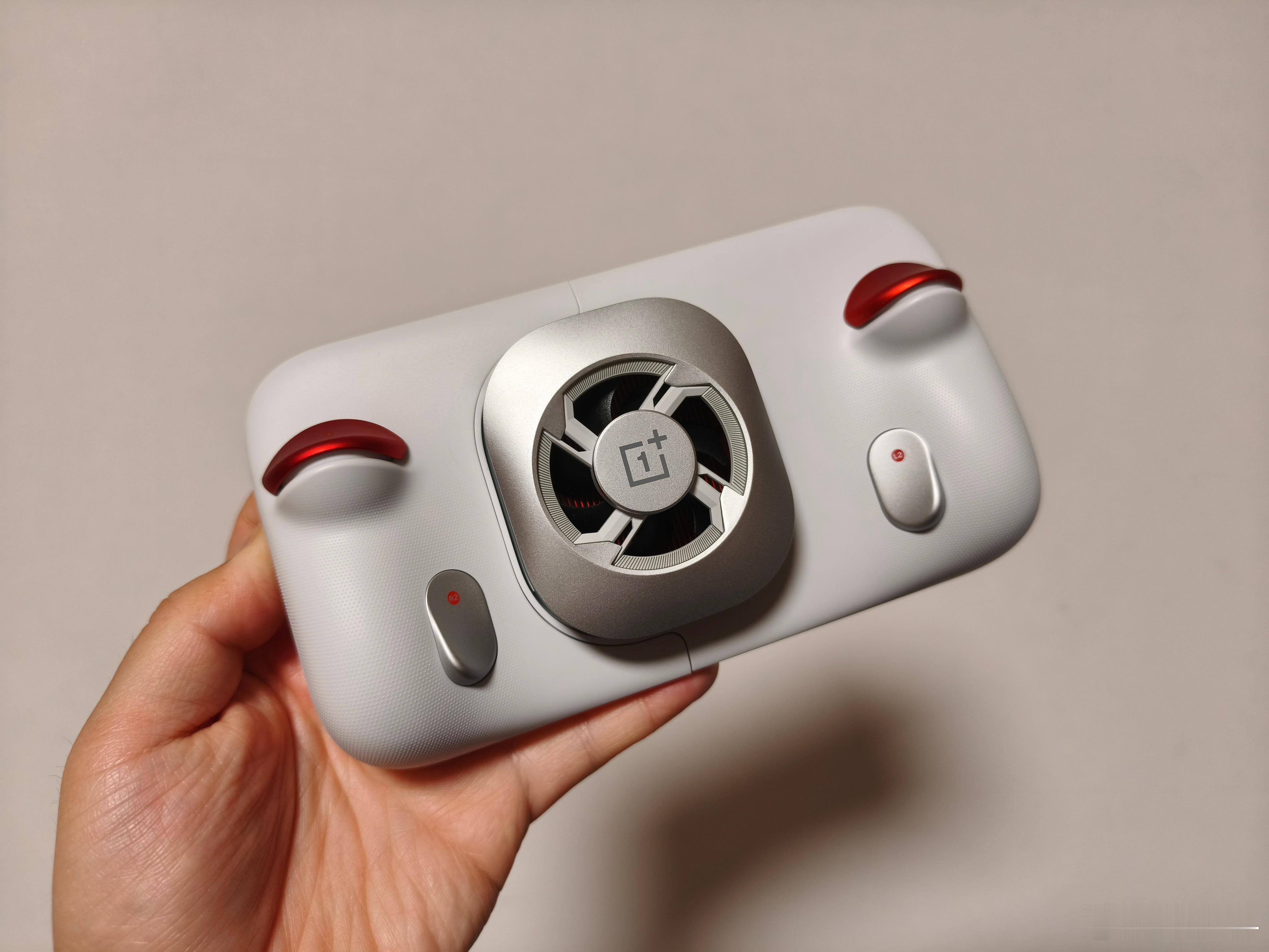 早点睡吧 明天你们就知道这玩意儿打射击类游戏有多爽了 