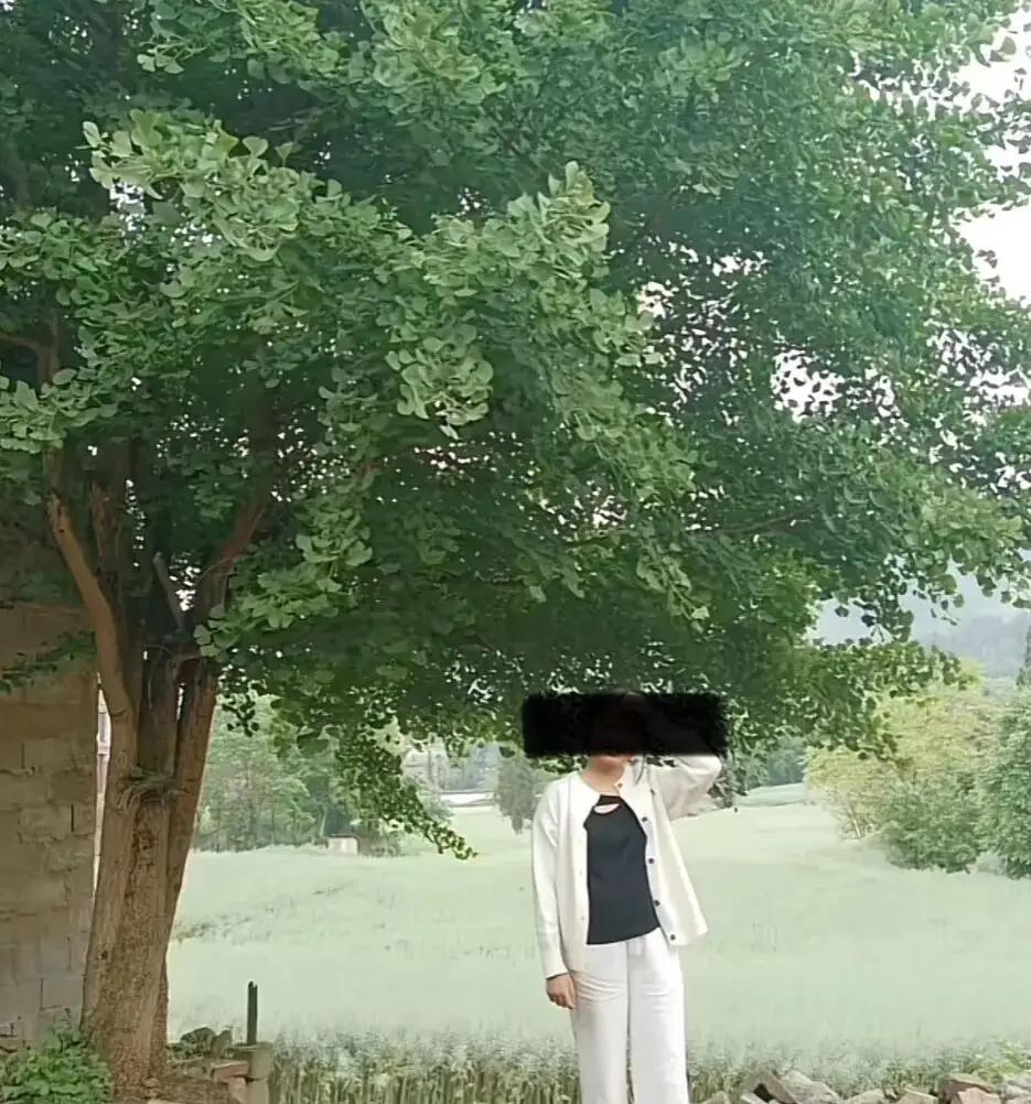 云南曲靖，14岁男生夜晚送15岁女同学回家时产生邪念，将女同学勒瘫软放倒后，女同