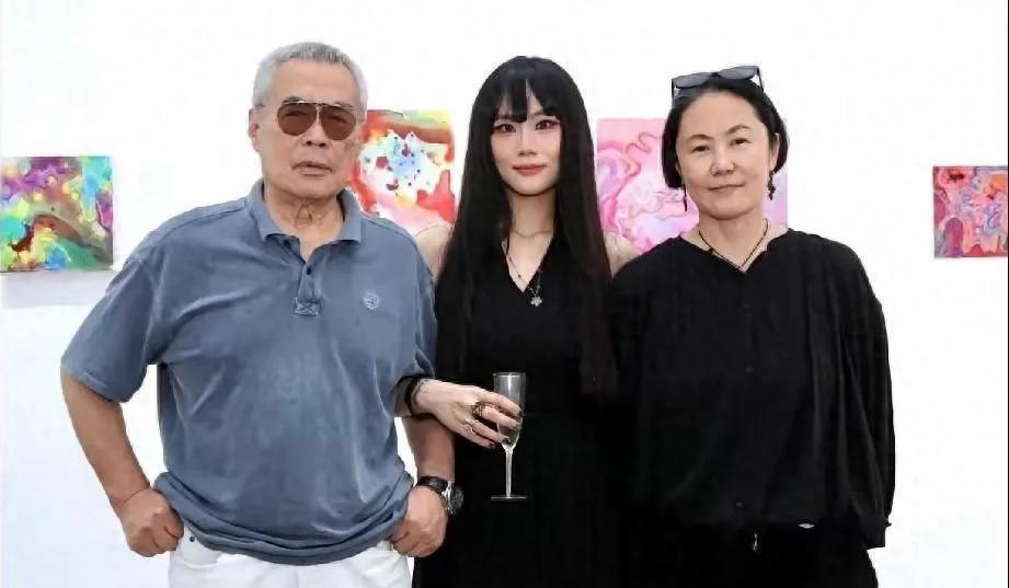 曾经，王菲的情敌、窦唯的前妻高原与父亲高飞以及女儿窦佳嫄在窦佳嫄画展现场的一张留
