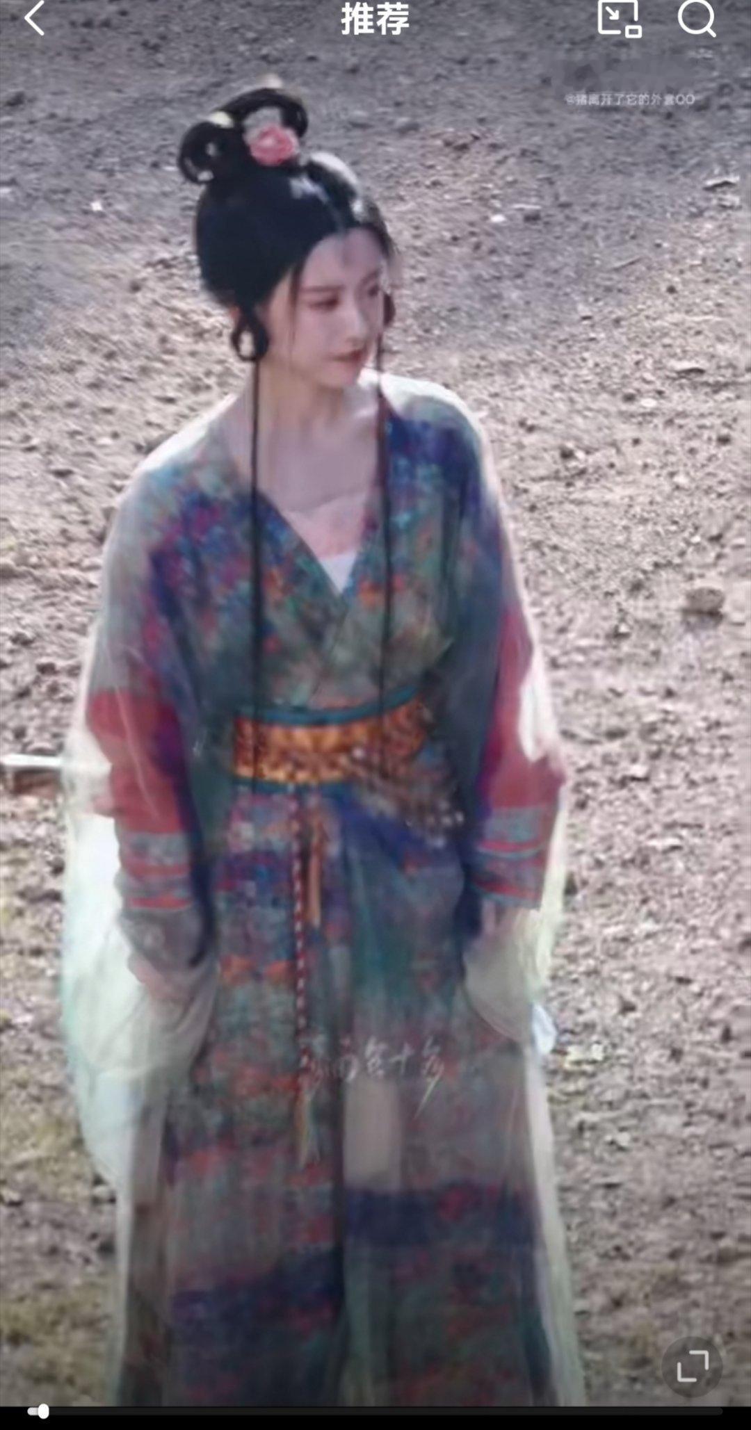 谁还看得出来这是个闯荡江湖 使一把大刀的女侠 