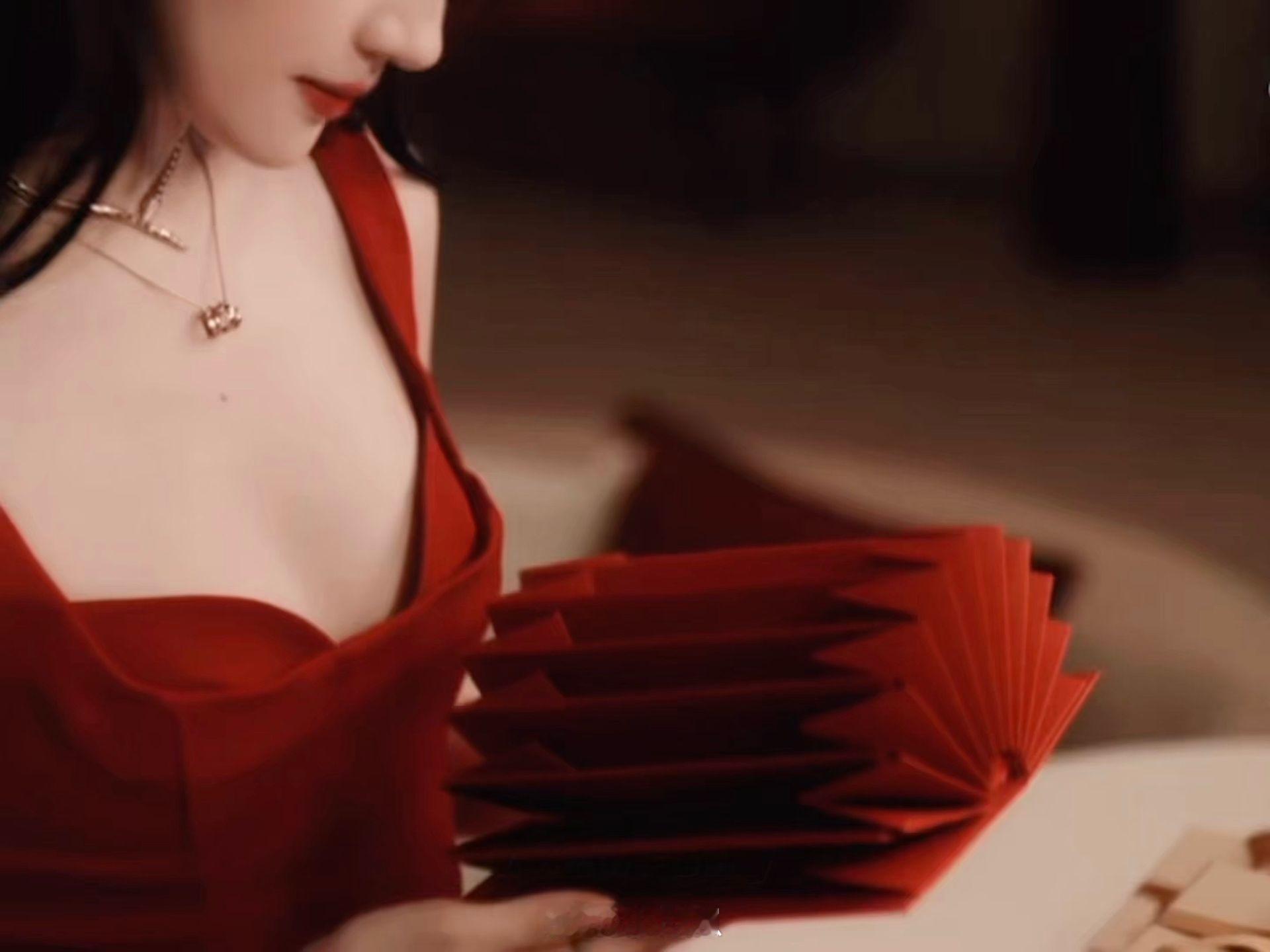 刘亦菲所以不是瘦的才上镜，是健康，血气很足，是不整容是适度的美，简直就是红衣佳人