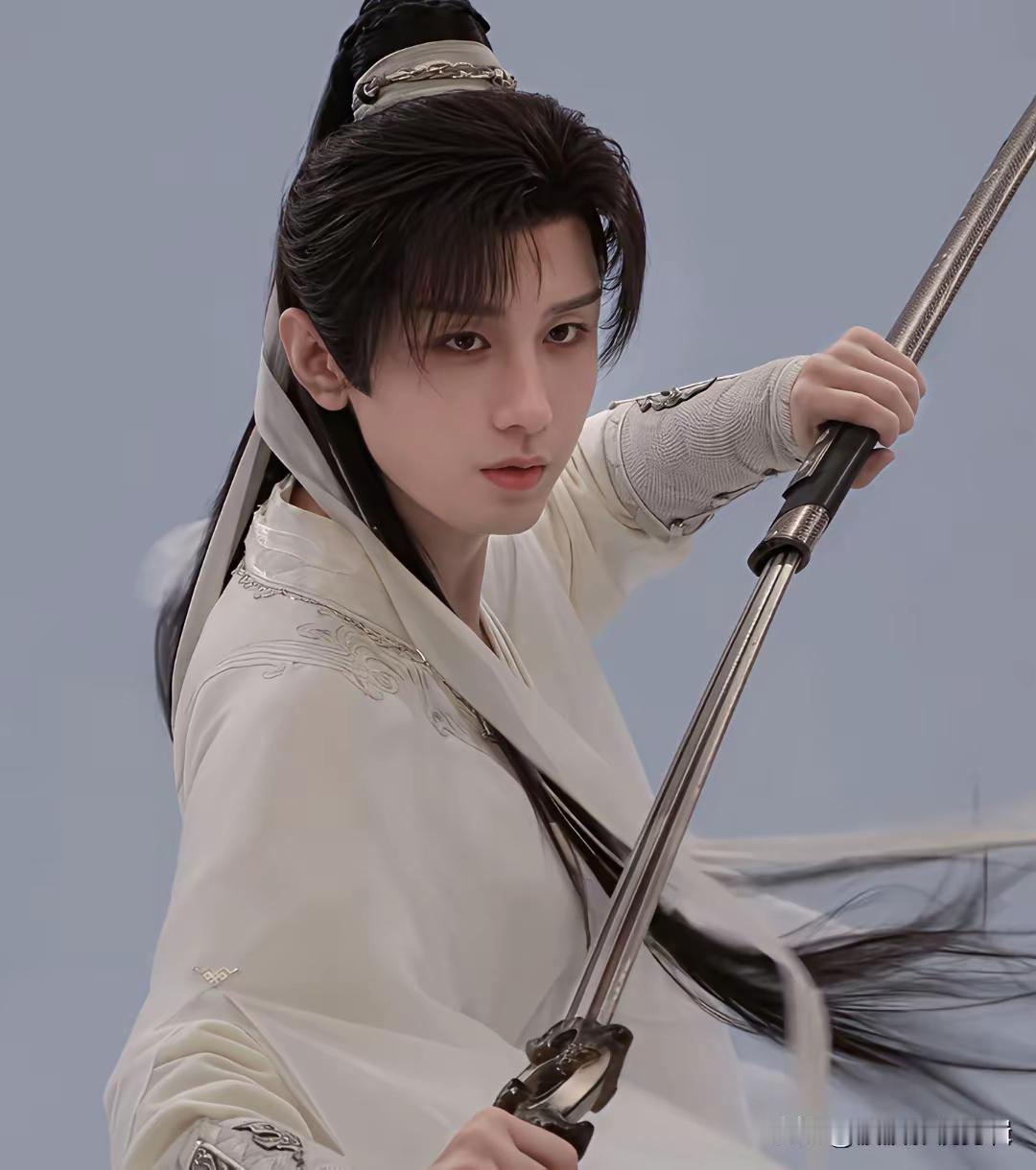 成毅
年龄虽不算大，却是实打实的老戏骨
堪称古装男神
内娱几乎没有男演员能超越他