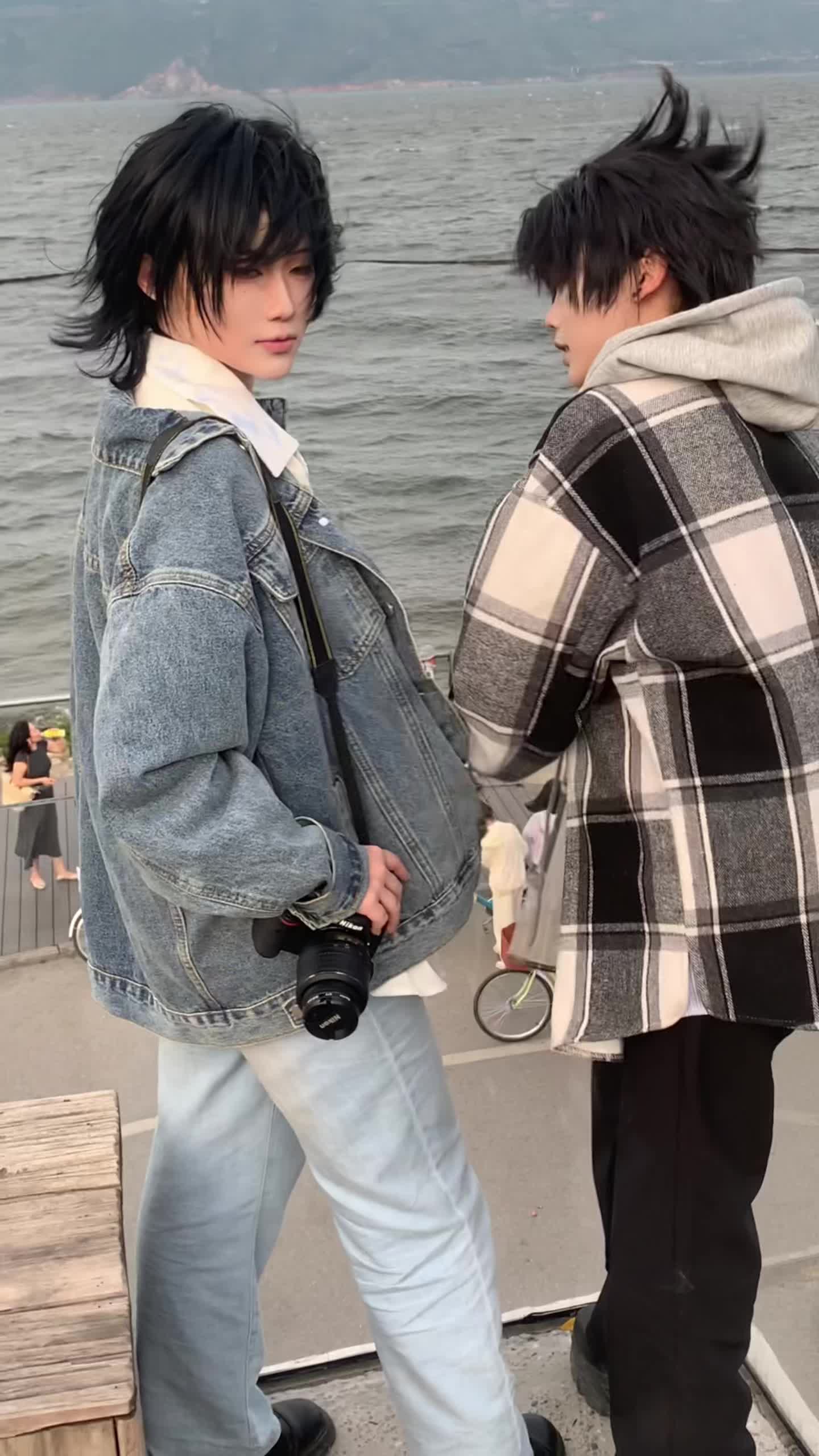 “陈景深，你笑什么？”