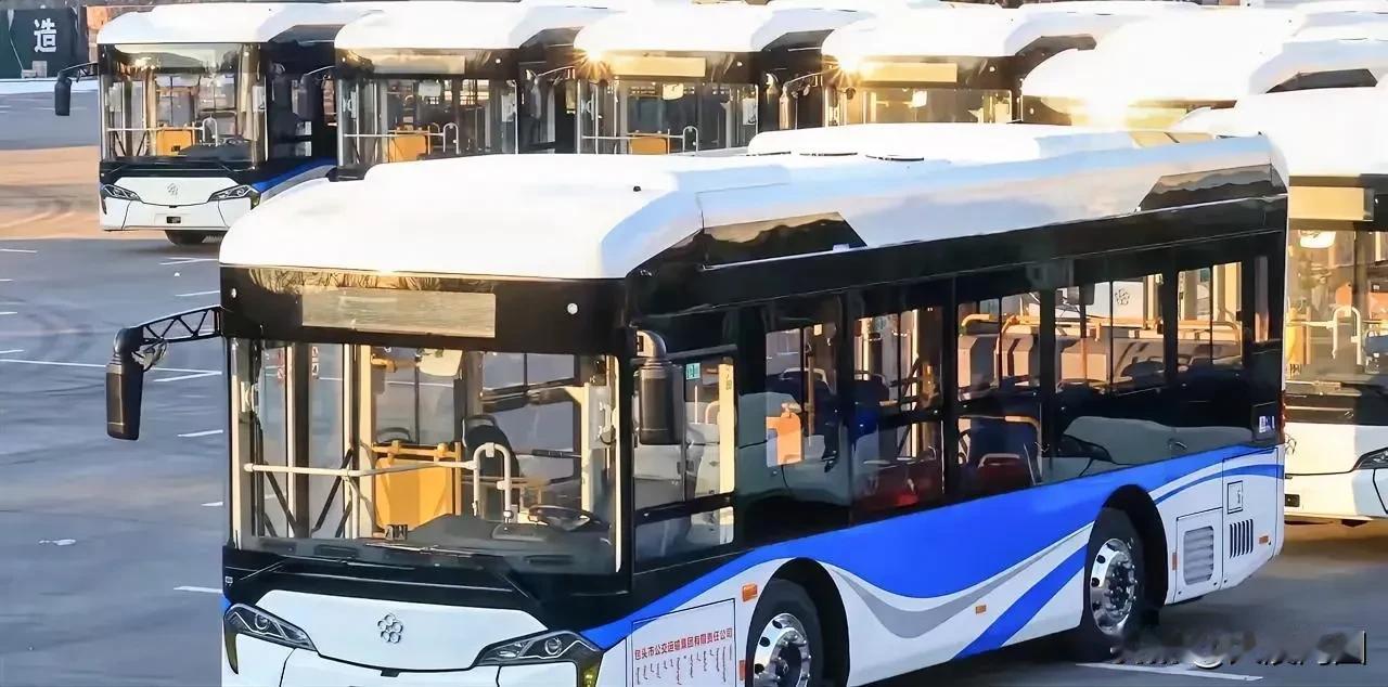 包头公交有重大举措，100台新能源车辆于1月5日完成交付，即将逐步投入运营。这不