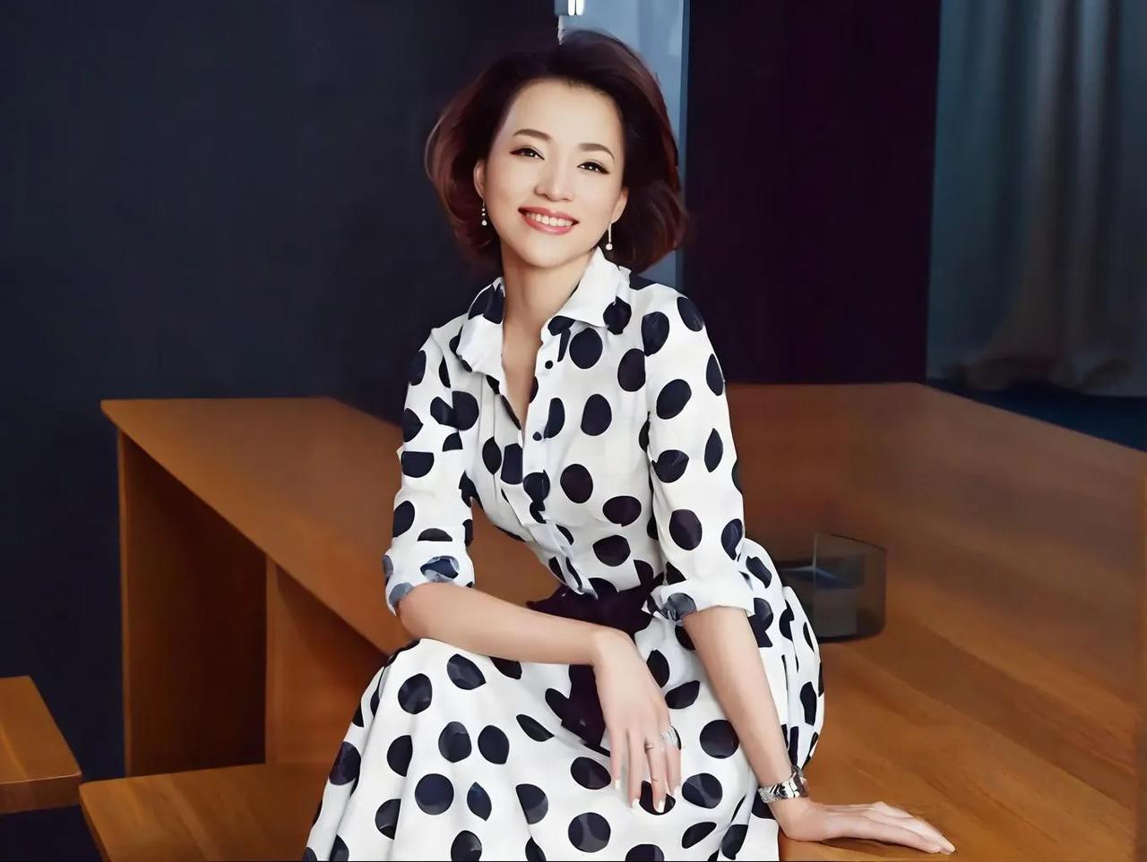 董卿为什么会走红董卿之所以会走红，是因为她拥有深厚的文化底蕴与独特的人格魅力。她