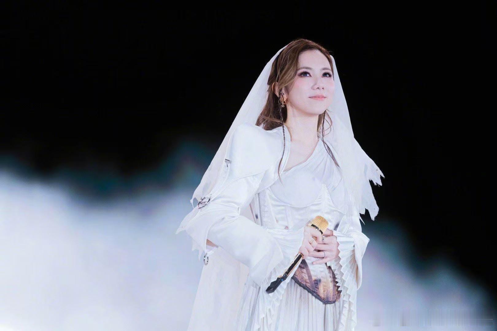 邓紫棋 再忙也要偷瞄你一眼 哈哈哈哈解解也太可爱了！talking环节唠起观察歌