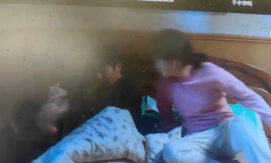 中戏逼表演生蹲300小时菜市场？
真正的演技，藏在松垮的袜口和皱口袋里的钢镚声里