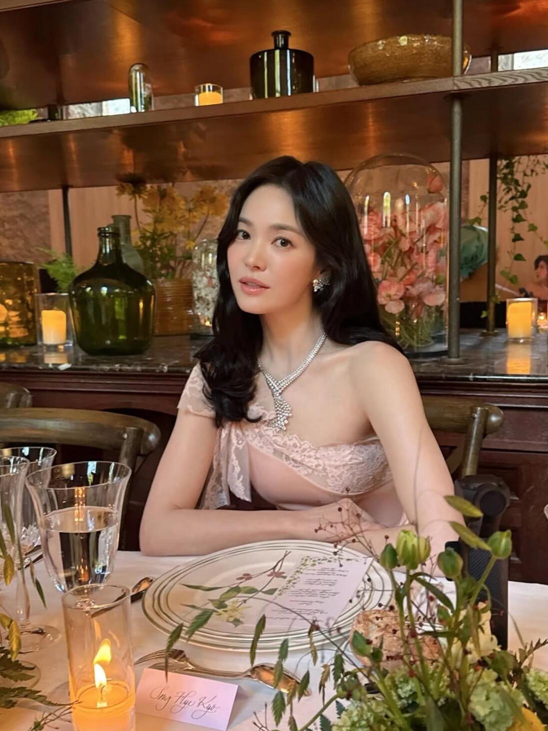 宋慧乔腰线宋慧乔人怎么可以美成这样！！温柔又灵动的冻龄女神，流水的韩流铁打的乔妹