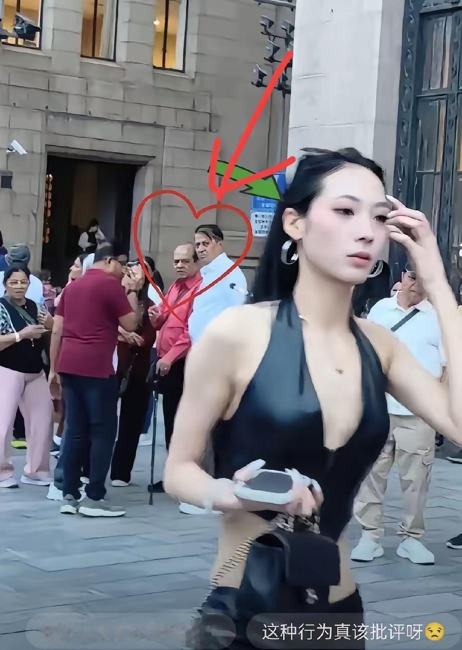 在上海街头，发生了一件令人感到不适的事情。一位时髦打扮的女孩，路过几位印度男性，
