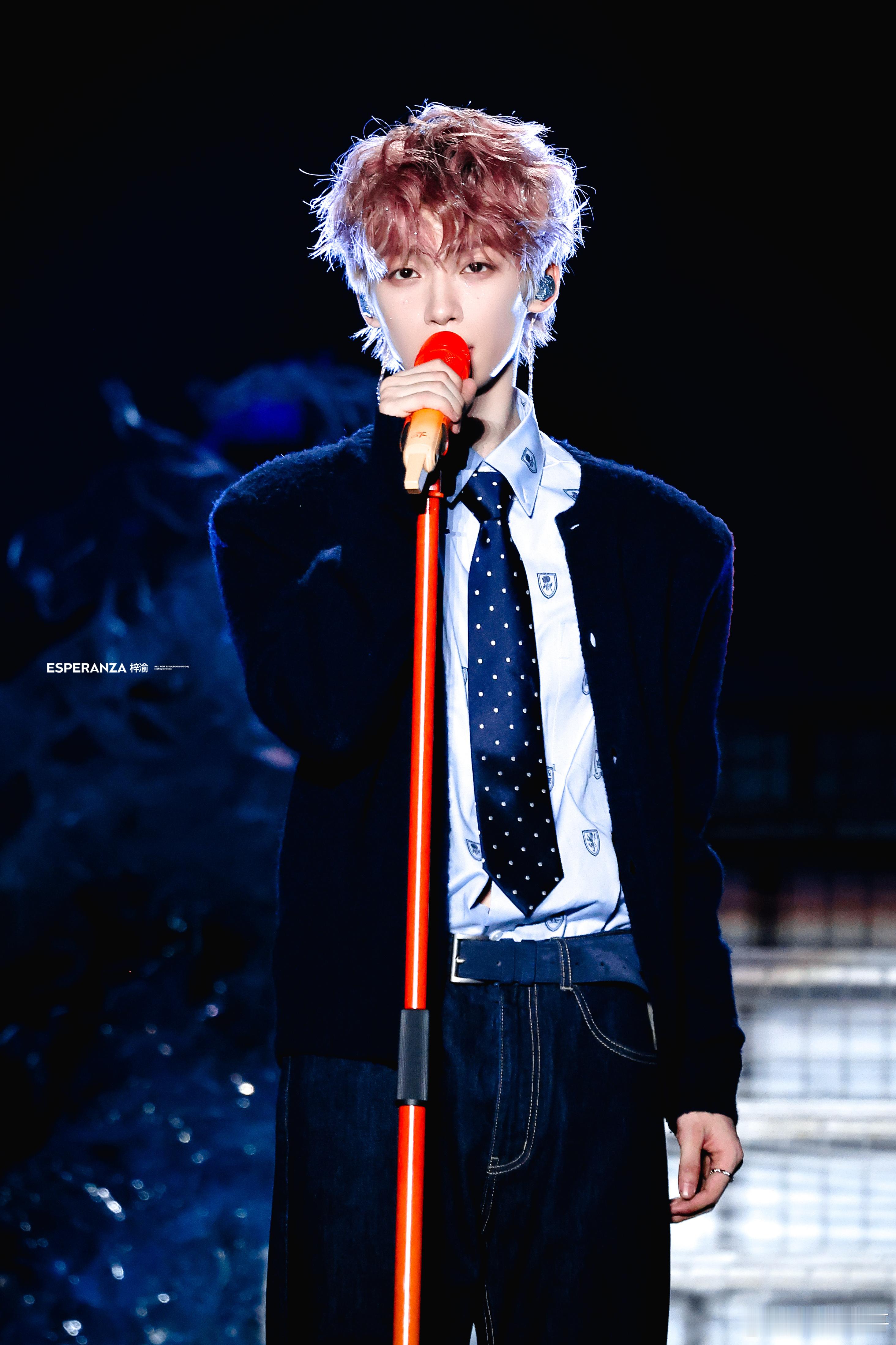 梓渝这套衣服是南京贵阳这三场我觉得最帅的一套，不容反驳，极致的简单极致的帅