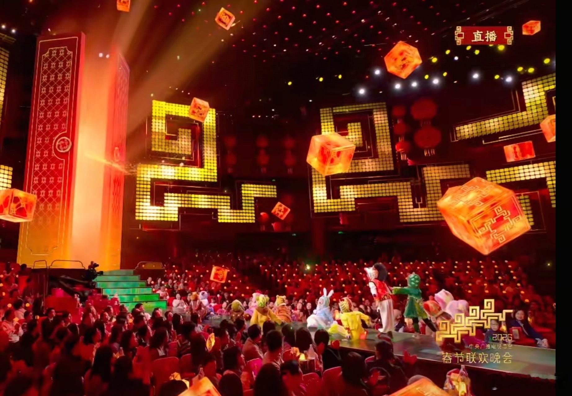 春晚段子大考春晚开场一响，年味登场！这开场的舞美和阵容，直接把我对今年春晚的期待