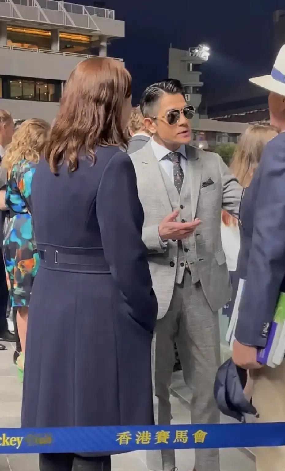 郭富城最近两件事，够热闹。
 
5月28日，他穿灰西装现身沙田马场，英文溜得飞起
