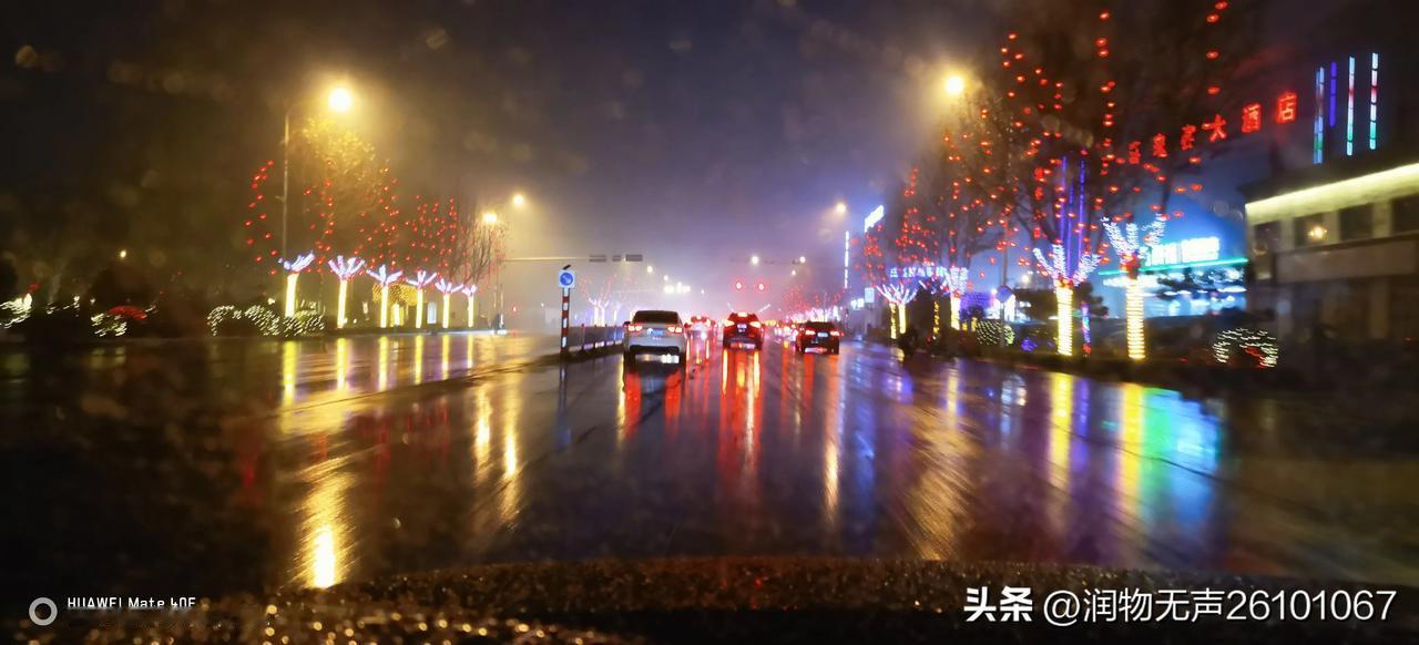 天南地北大拜年戳这里，一起放烟花>2025年春节县城夜景