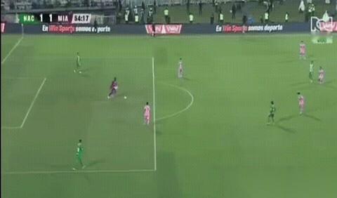 梅西一脚射门，duang，中柱。
苏亚雷斯几乎是躺在地上，用身体最不经意的一个部