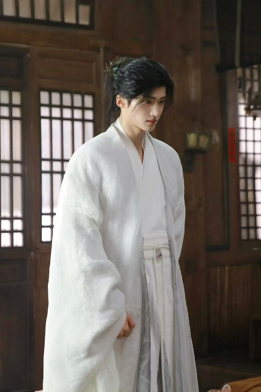 #最心疼离仑的人是闫桉# 谁能够懂我看到闫桉在《大梦归离》幕后花絮的这一段有多么