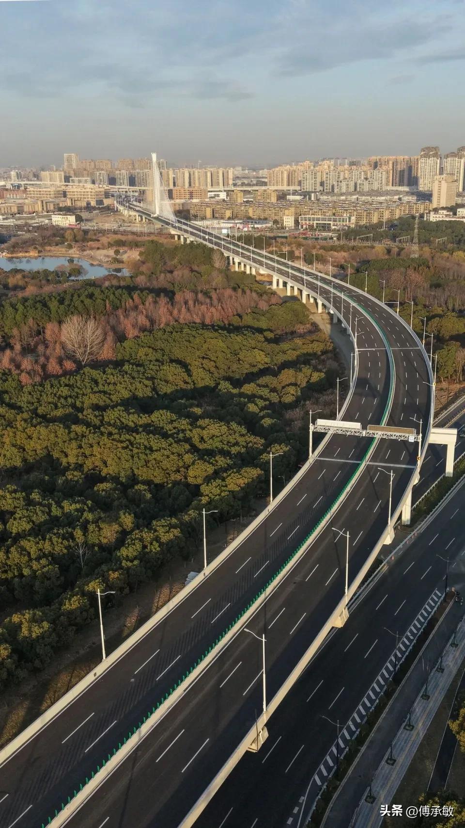 临沂作为山东省内第一座拥有高架快速路的普通地市，其蒙山大道高架路于2014年通车
