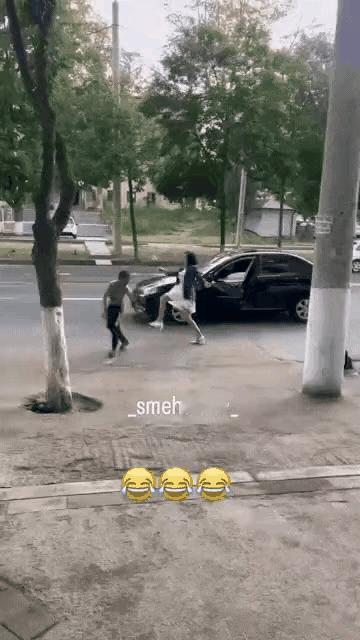 这个女子和这个小男孩不是在闹着玩，好像是真生气了，男孩岁数虽然不大，个子也不是很