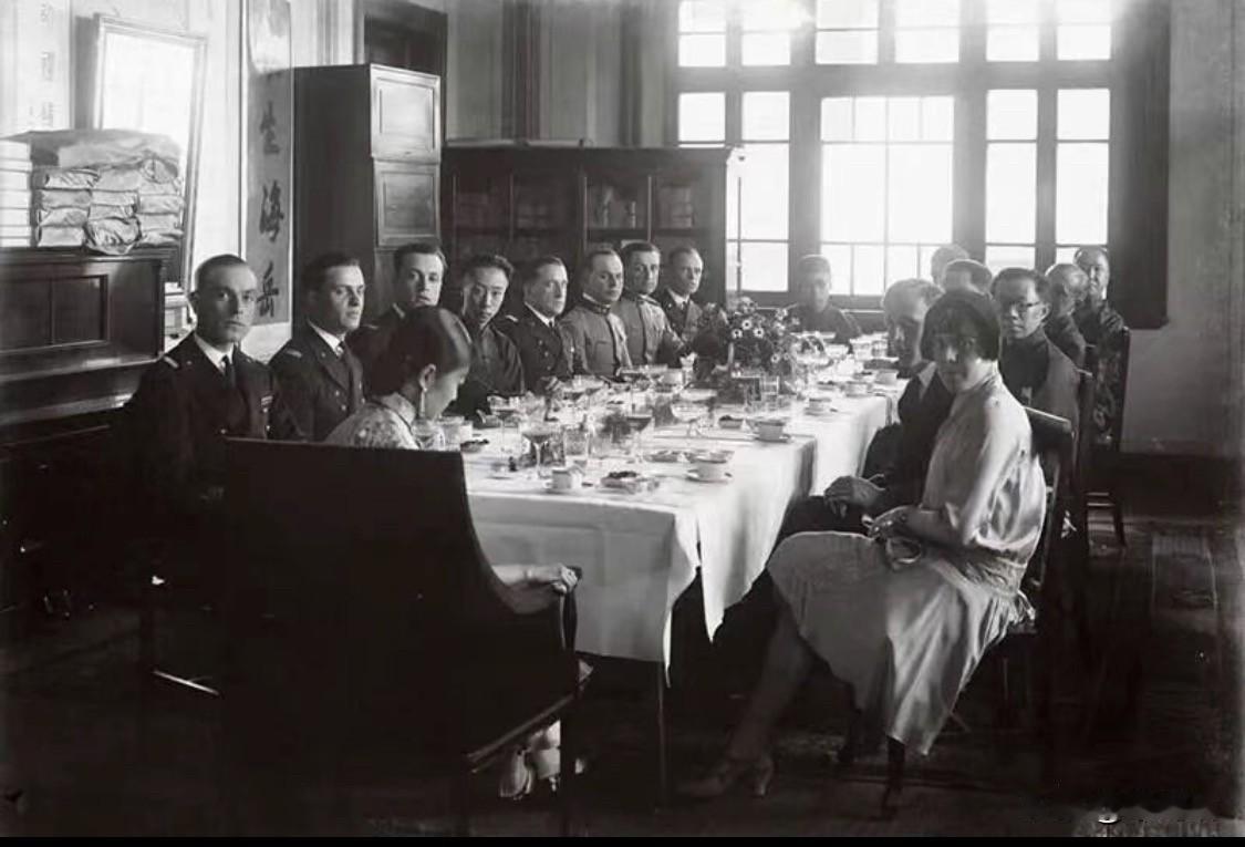 这张照片拍摄于1925年天津张园，是末代皇帝溥仪与皇后婉容宴请英国驻天津总领事等