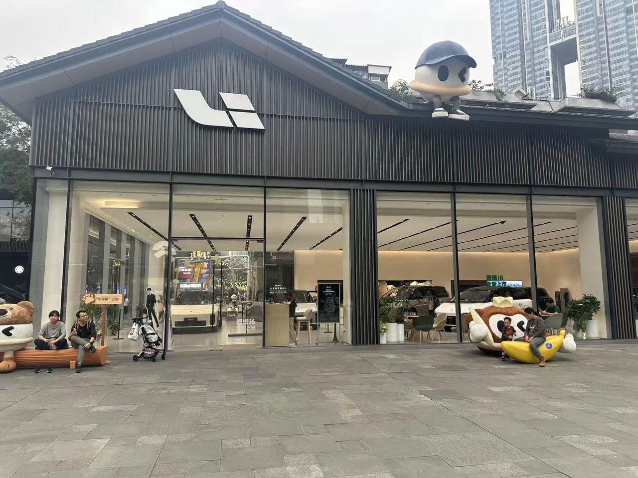要变天了，理想难道要全面放弃增程式动力？

展厅了只剩下一台L系列展车了，下一步