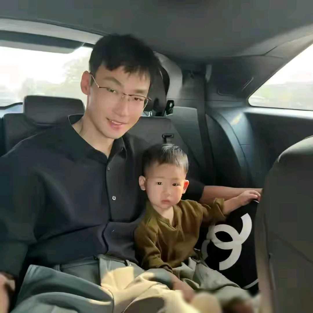 这场突如其来的车祸，如同一记重击，无情地夺走了一对父子。那位父亲，风度翩翩，年轻