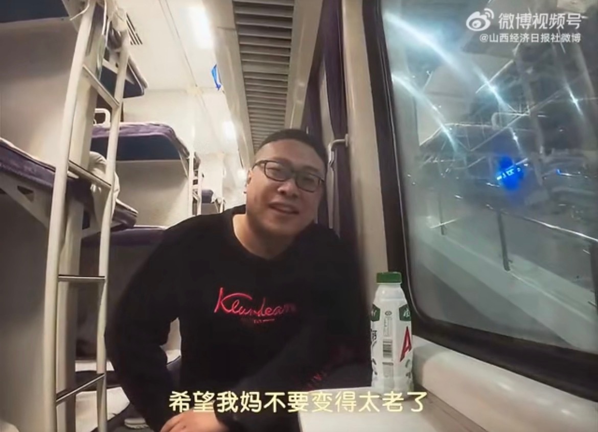 过年回家的路是一片坦途没有华丽包装，只有最真实的春运深入车厢采访，记录下归乡人眼