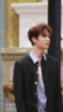 黄明昊 豪门小公子 不想睡的星期五 舞会造型直接封神！黄明昊穿过人群缓缓走来，一