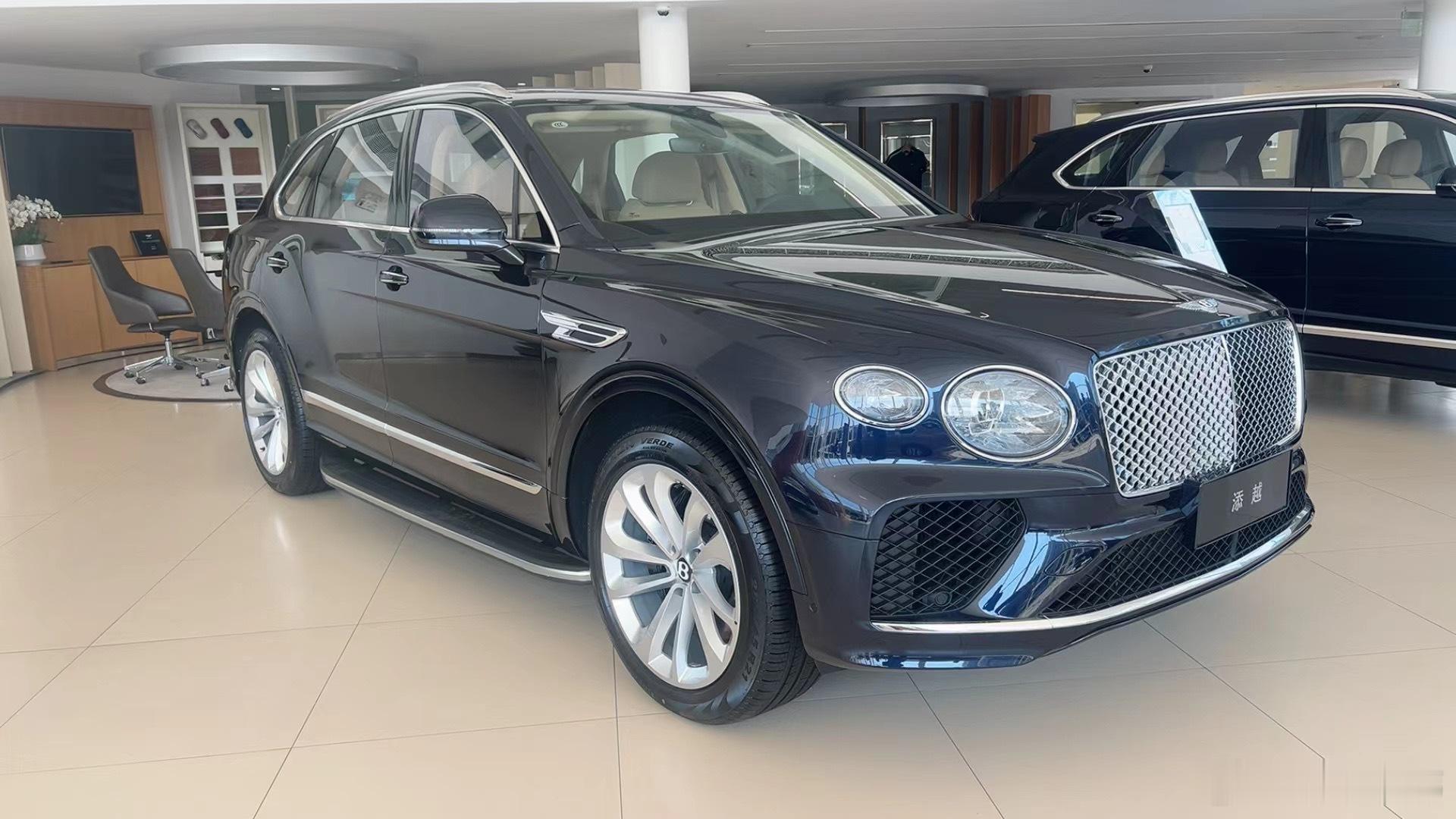 深宝石蓝/驼绒黄内添越V8标轴版裸车302万含消费税 ​​​