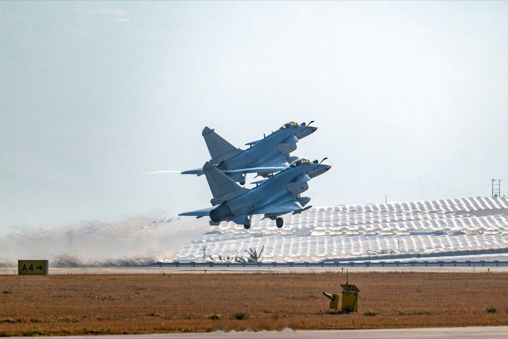 制胜空天【剑指长空！空军战机飞行训练，高清大图】近日，南部战区空军航空兵某旅组织