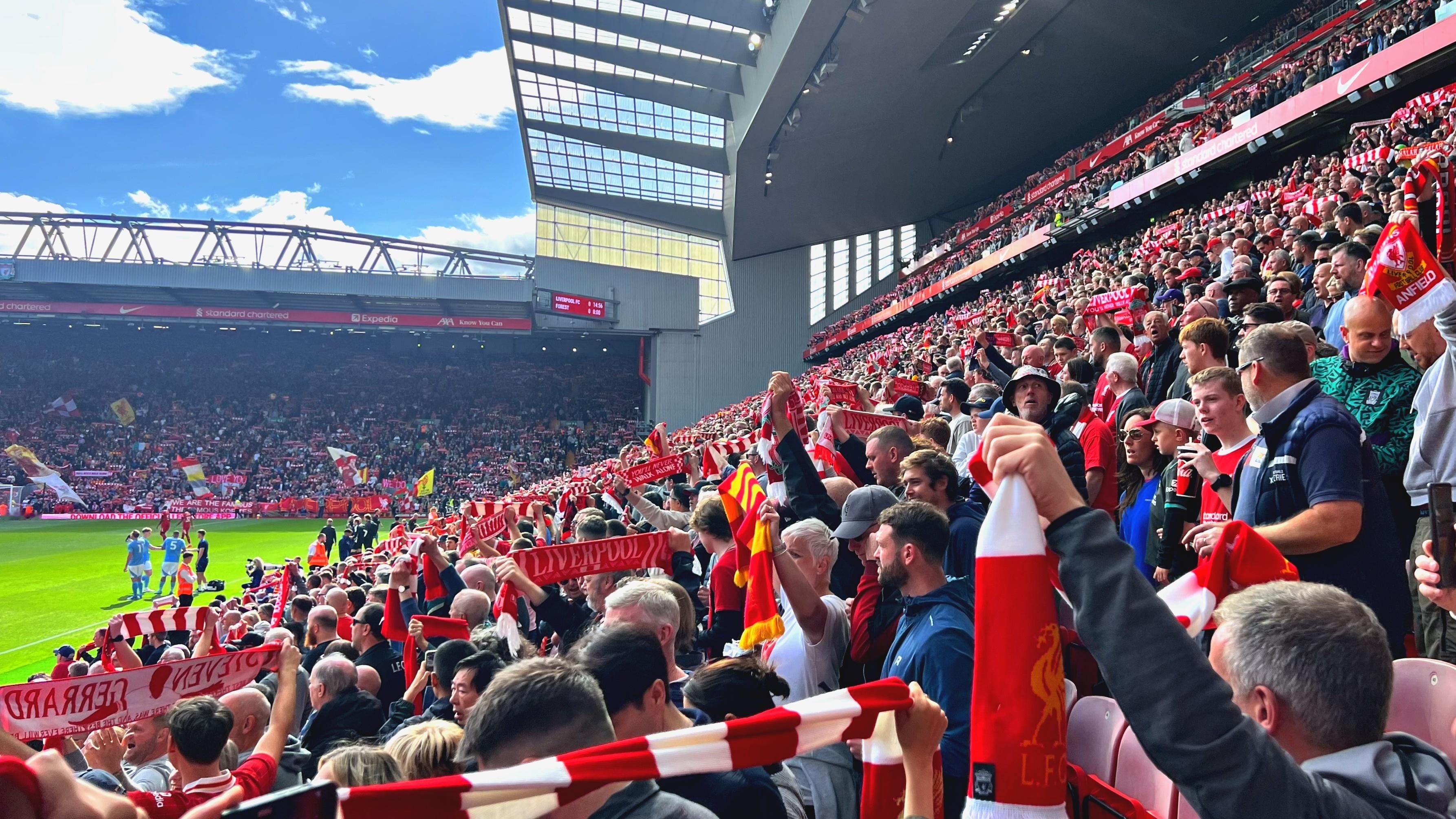 比赛现场虽然被欣喜若狂的客队球迷骂的狗血淋头、几乎耳聋，但很让人感动的是走向安菲