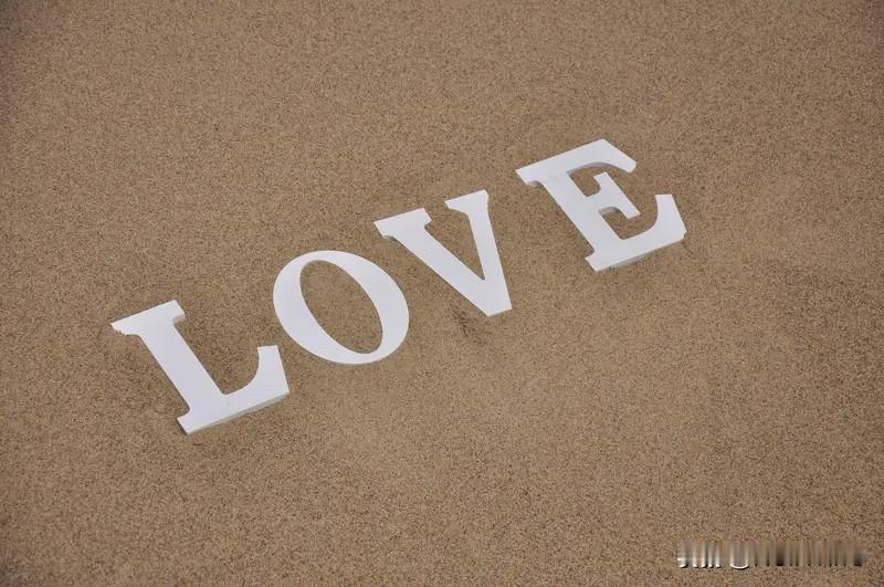 生活不需要比别人好，但一定要比以前好，写在纸上的爱，随时可以涂掉，但刻在心里的爱