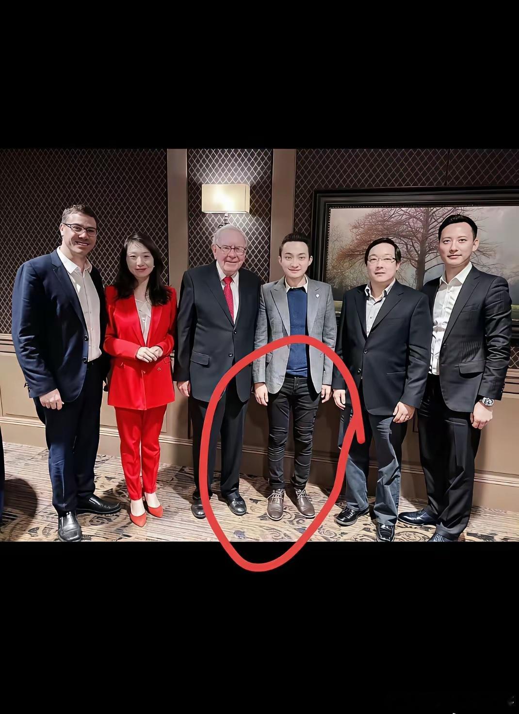 就看孙宇晨跟巴菲特吃饭穿的这个紧身裤，就知道他是真的很抠搜！ ​​​