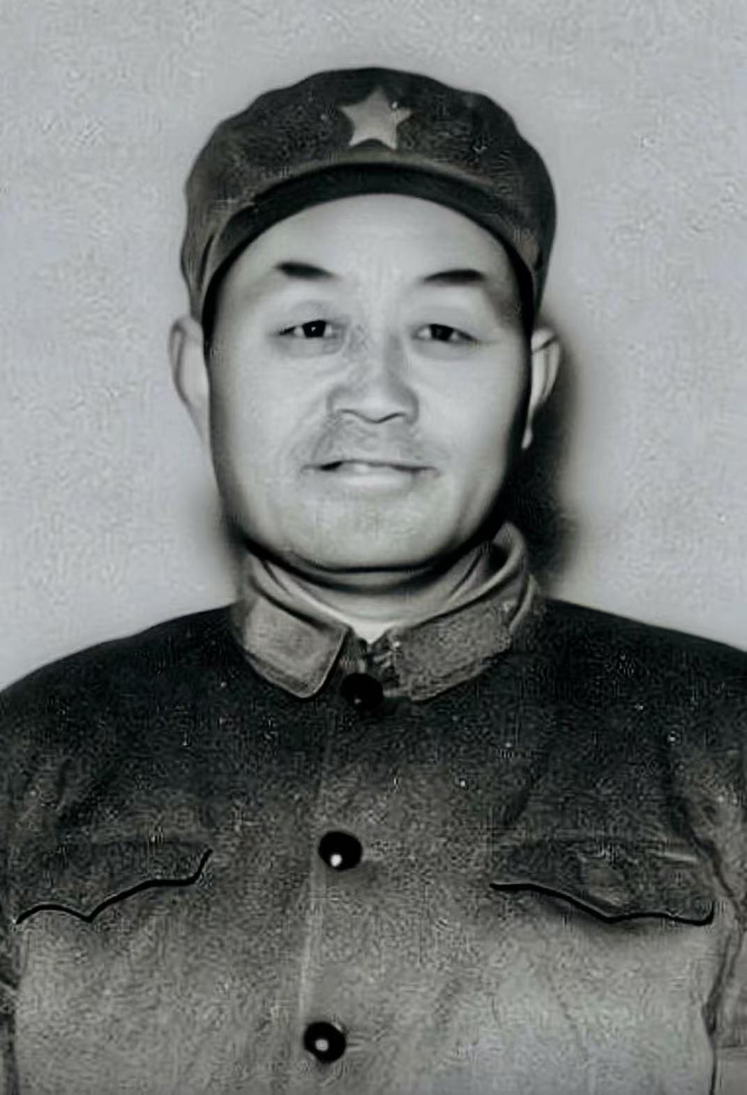 今天是父亲诞辰103周年纪念日，他出生在苏北地区的农户之家，1938年在地下党的