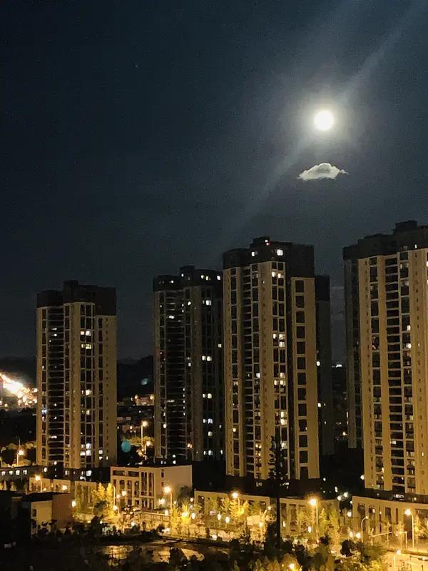 有人一辈子也就挣200万，攒下100万难上加难。就拿普通上班族来说，月薪几千块，