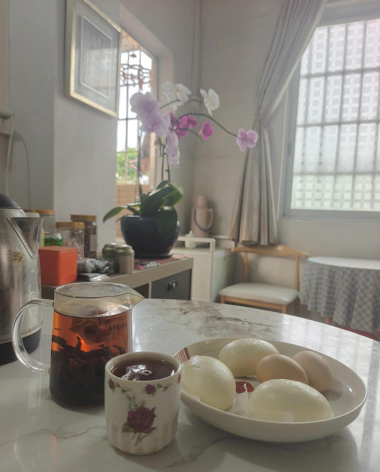 这就是我一个77岁痴呆老头的早餐，看上去真是很可怜！幸亏我有云南的红茶，这十年我