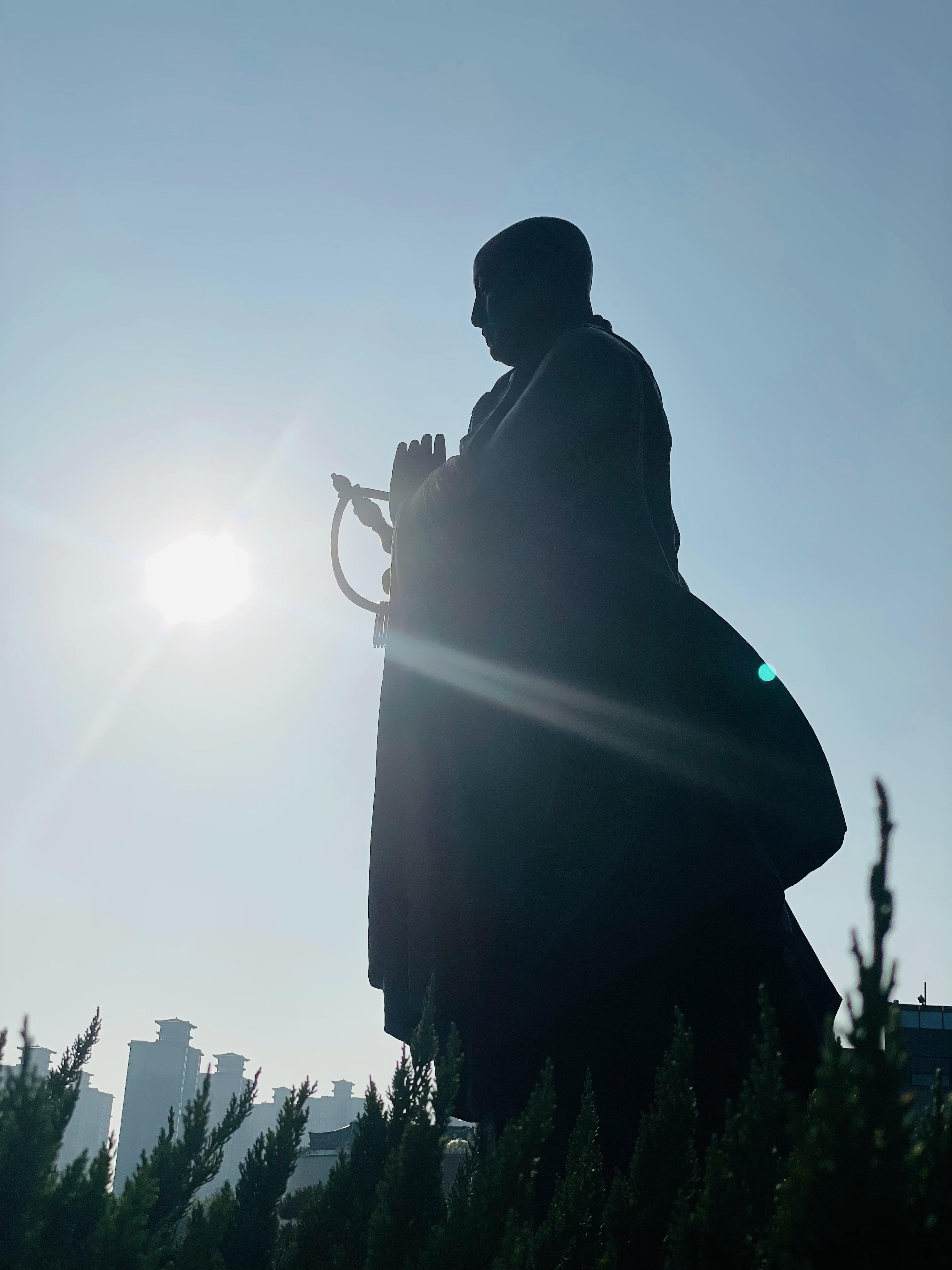 无论世态如何变换，终究要把路走下去，要踏出每个平实的步伐，而且就只是自己的步伐，