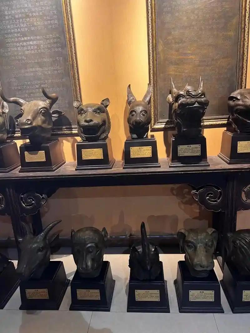 圆明园兽首漂泊百年数字团圆百年漂泊，今天终于在数字世界“团圆”了。兽首以皮肤形式